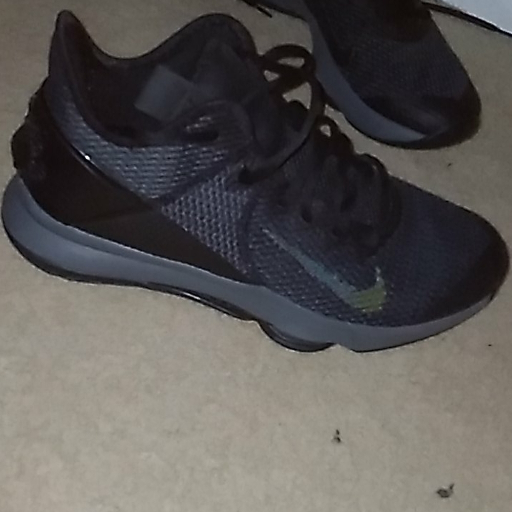 Lebron witness 4 shoes, clothing, and 3 ps4 games - Picture 9 of 12